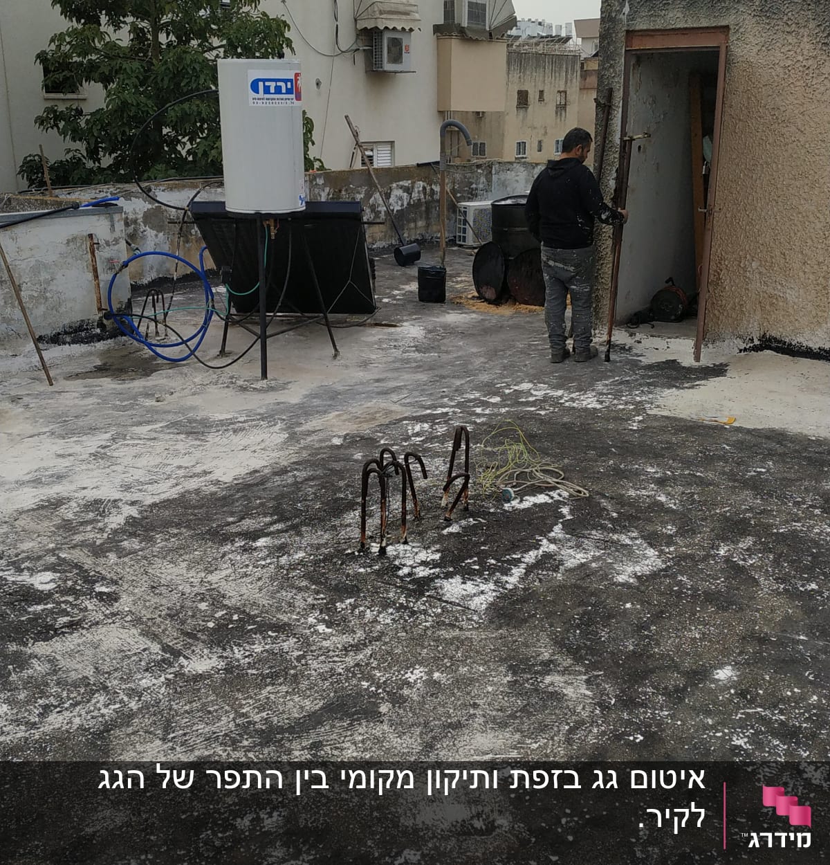 אדם עובד על איטום גג עם חומרים וכלים